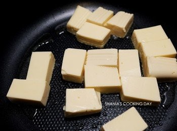 step3: 將豆腐放入鍋中煎的外表金黃。
