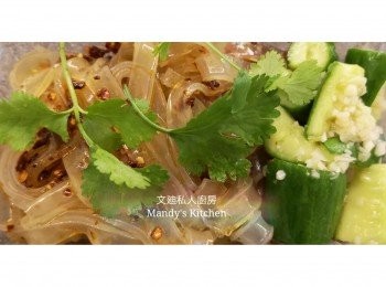 step5: 薯粉請依照包裝指示烹調，澀乾水份後需過冷河，如想進食時更冰凍可用冰水過冷河，澀乾水份後加入麻辣醬拌勻，將醃製好的青瓜拌勻或分開進食都可以，上碟後撒上芫茜即成。