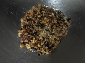 step4: 接著放入油蔥酥炒勻即可；