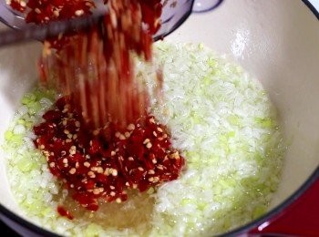 step6: 之後, 再把其他<span class="group_1">食材</span>先放入鍋中。
包括鹽、冰糖及辣椒。
每做四兩的辣椒就放入一湯匙的冰糖。
(平均來說, 會在20克左右。)