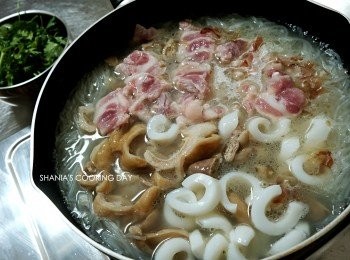 step7: 放入滷大腸/五花肉以及小卷一起煮熟入味，並撒上少許鹽巴及雞粉調味。