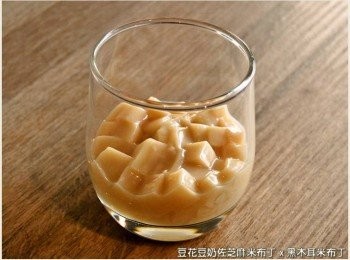 step2: 豆花自盒中取出後，分切成塊狀，適量地放置於杯底。