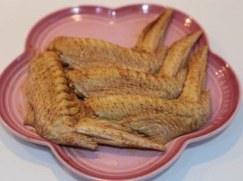 step1: <a href="https://bit.ly/3zHU5V3" target="_blank" data-keyword="雞翼" class="guide-link"><strong>雞翼</strong></a> <span style="display:inline-block;vertical-align:middle;margin-top:-3px;color:initial;border-radius:3px;padding:2px 3px;font-size:12px;line-height:14px;background:#87d300;color:#fff;">即買</span> 洗乾淨之後用廚紙印乾