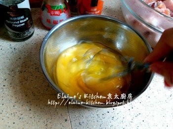step5: 麵粉 , 泡打粉 , 黑胡椒碎 , 蒜鹽拌勻 , 雞蛋拌勻成蛋液