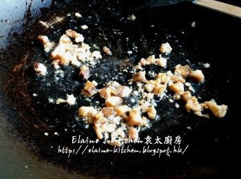 step11: 鑊中加入鹹魚粒爆至有香味盛起