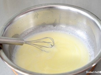 step1: 牛奶與室溫軟化奶油混合隔水加熱攪拌均勻