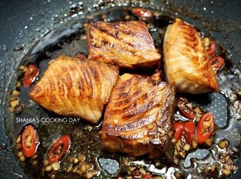 step6: 將<span class="group_2">照燒醬汁</span>煮至收汁後就可以盛盤。