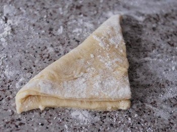 step2: 向對角摺，成三角形