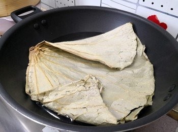 step5: 荷葉用暖水浸至柔軟後鋪在蒸籠上