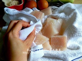 step1: 急凍魚柳解凍後切件抹乾水份放入大碗內