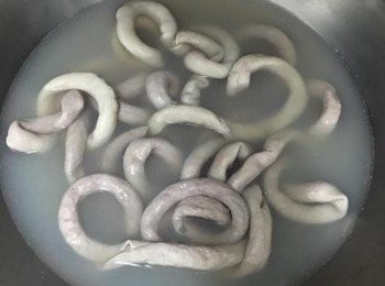 step2: 清洗後的豬小腸和豬肚用滾水略微燙過。
清洗方法請參考：
滷大腸和油炸肥腸: https://cook1cook.com/recipe/34377