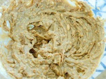 step1: 用電動打蛋器打發牛油和花生醬，然後加入糖，拌勻