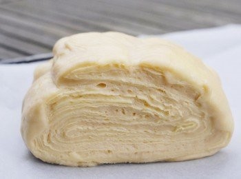 step11: 將麵糰分成三等份，長方形要向橫（如圖）將每份分開放入膠袋內，存放在冰箱Freezer內，可存放一個月