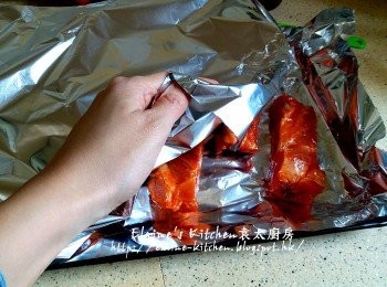 step8: 焗盤放上錫紙 , 放上金沙骨 , 再用另一張錫紙蓋上 , 放入焗爐用200C上下火焗20分鐘