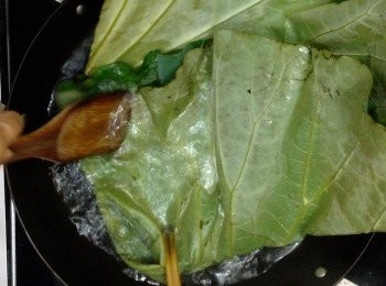 step4: 蒜頭去皮備用
薑先洗淨去皮切片
蔥先洗淨去根
新鮮荷葉/乾荷葉先洗淨，煮沸一大鍋水，將荷葉先放入沸水灼一灼