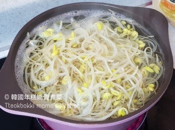 step1: 水滾後烚大豆芽菜大約1至2分鐘，