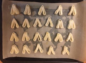 step6: 把上面兩邊稍稍分開，焗後就會像蝴蝶雙翼的形狀。