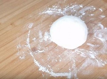 step3: 撒一點麵粉, 把麵團揉成球狀, 再在麵團表面撒上粉