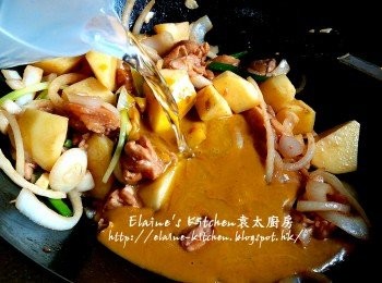 step6: 加入薯仔及<a href="https://bit.ly/2ZxapeY" target="_blank" data-keyword="雞扒" class="guide-link"><strong>雞扒</strong></a> <span style="display:inline-block;vertical-align:middle;margin-top:-3px;color:initial;border-radius:3px;padding:2px 3px;font-size:12px;line-height:14px;background:#87d300;color:#fff;">即買</span> 肉回鑊拌炒數分鐘 , 加入利川咖哩汁及1杯水份量拌勻