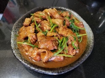 step20: 做法 :

豬肋骨斬件 ( 可要求肉檔代斬 ) 約 2 寸大小 , 用蜜糖 , 雞粉 , 麻油醃 30 分鐘備用 . 

豬大腸 , 先預備大量蒜頭 , 要稍為拍開少少爆開便可以 , 將豬大腸劏開後 , 用拍開的蒜頭擦洗腸內 , 用醋1'1/2 湯匙 , 拍開蒜頭 3 -5 粒 , 薑 2-4 片 , 黃酒 1'1/2 湯匙 , 將豬腸凍水放入 , 出第一次水去臭味 , 水滾計滾 30 分鐘 , 之後取出沖洗一次 , 再重複出水步驟做第二次 , 再取出沖洗切件 .

起油鑊將豬肋骨用少少蒜頭