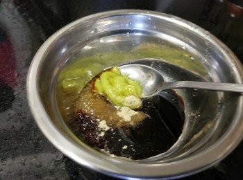 step4: 將 wasabi 瑞士雞汁，麻油，蜜糖，雞粉，胡椒粉，少少糖，黃酒撈成糊狀備用