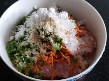 step8: 將肉碎加入 1 茶匙雞粉，1 茶匙糖，2茶匙生粉，胡椒粉，麻油，芫茜碎，蔥粒，蟲草花撈好至起膠