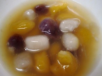 step1: 先將香芋，南瓜（水份比較多須要用篩先壓走多餘的水份），紫薯分別蒸熟後取出搓爛成蓉並各自依材料上的粉及糖/煉奶成為粉團