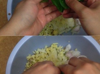 step5: 檸檬葉用手捽捽再撕爛