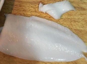 step2: 花枝剝除裡外的薄皮後，剝下兩邊的側翼，將主體對切，從內部那面斜刀切花，將花枝轉向再切一次，便可片成適當的大小；兩片側翼也是同樣的切法。