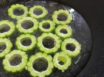 step7: 放入苦瓜汋約 2 分鐘