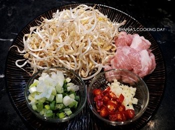 step1: 將以上的材料洗淨切好備用，就可以開始料理囉!