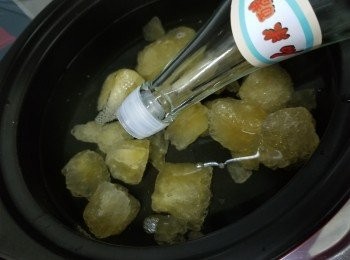 step2: 先將米醋和冰糖倒入瓦煲內