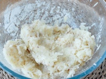 step4: 將馬鈴薯絲和餘下的材料拌勻，再塑形