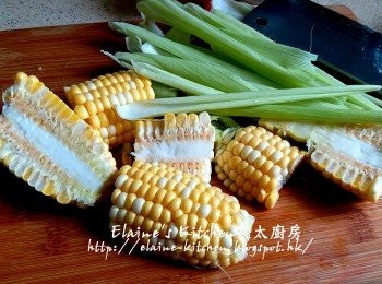 step2: 粟米外皮留起撕成細塊 , 粟米切段