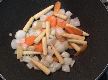 step5: 放入紅蘿蔔片與小玉米筍拌炒；