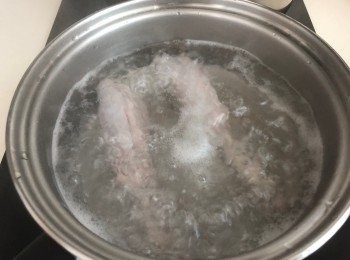 step2: 豬仔脾先出水，盛起備用