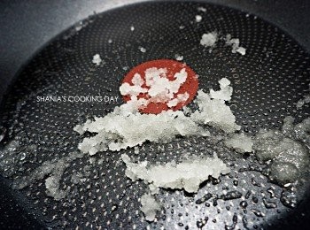 step3: 用小火將砂糖持續炒至溶化。