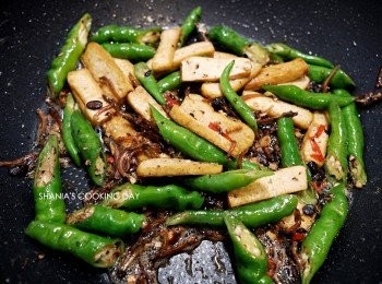 step6: 放入糯米椒後，火轉大快炒，再加入些蠔油拌炒均勻。