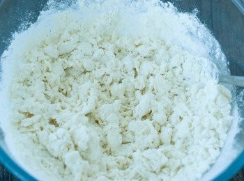 step2: 麵糰做法：將麵粉和鹽拌勻，先下熱水，拌勻