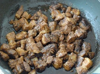 step3: 然後轉小火，加入豬肉，拌勻 (再試味)即成！