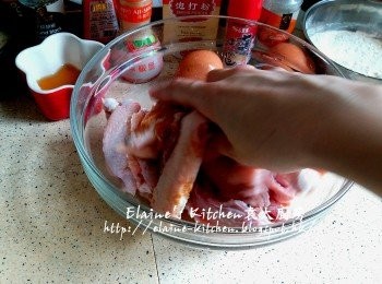 step2: 放入器皿內加入蒜鹽 , 鹽 , 糖 , 胡椒粉 , 七味粉拌勻