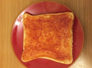 step2: 方包隨個人喜好可先去外皮，再於面塗上蕃茄醬。