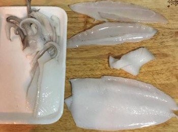 step2: 花枝剝除裡外的薄皮後，剝下兩邊的側翼，將主體對切，從內部那面斜刀切花，將花枝轉向再切一次，便可片成適當的大小；兩片側翼也是同樣的切法。