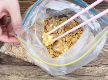 step4: 將雞柳順次序沾上麵粉，蛋液和粟米片碎。