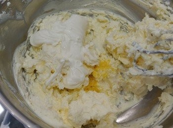 step3: 檸檬汁, 檸檬皮碎, vanilla extra, sour cream加入後打勻