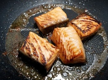 step3: 將醃製過的鮭魚放入鍋中並煎至上色。