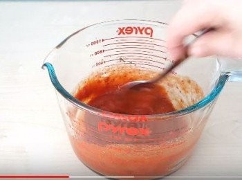 step5: 準備<span class="group_1">比薩醬</span>:
番茄醬加入水, 再加羅勒葉和蒜粉,混合均匀