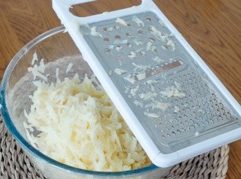 step1: 將馬鈴薯去皮，再刨絲