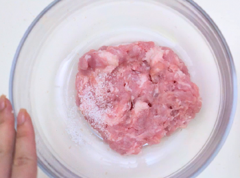 step4: 加入鹽令豬肉起膠（可按個人喜歡調味和加入配料）。