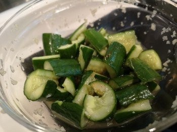 step4: 將青瓜醃料和青瓜拌勻後，放入雪櫃雪凍備用。
